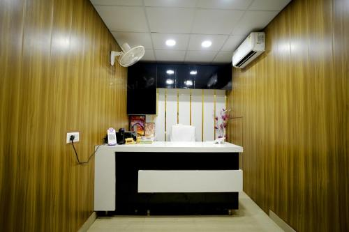 HOTEL DWARAKA INN -- LPU Law Gate -- Super Deluxe Rooms for Parents, Students, Couples, Corporate