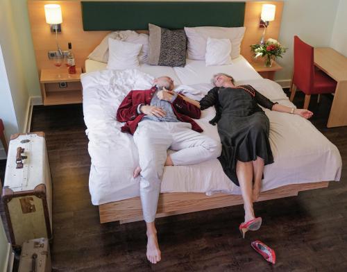 1 queen bed, 1 sofa bed
