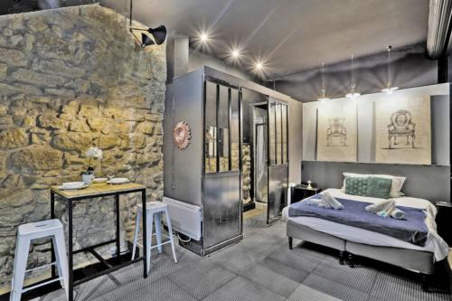 Suite Grey Superb Parisian studio