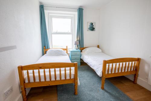 2 twin beds