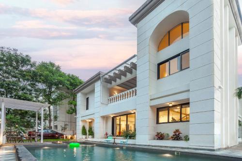 Ivory Castle Luxury 5BHK with Private pool By StayMonkey