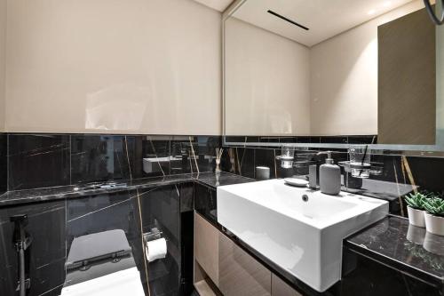 StoneTree - Modern 1BR in Binghatti Creek, Dubai (photo 2)