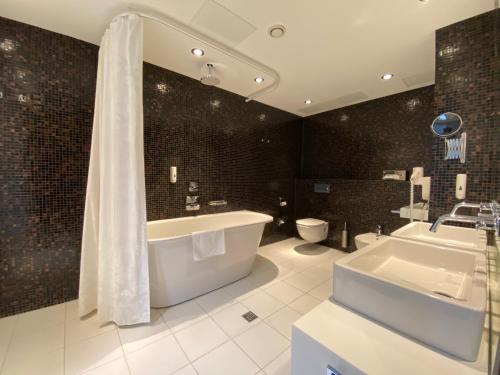Deluxe Double or Twin Room image 7