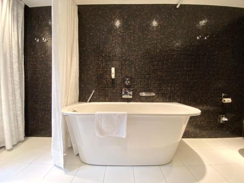 Deluxe Double or Twin Room image 3