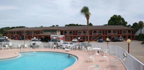 בריכת שחיה, Summer Breeze Motel in פנמה סיטי(אף אל)