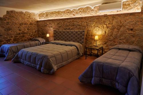 1 queen bed, 2 twin beds