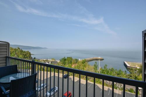 شرفة/ تراس, Hotel et Pavillons Le Petit Manoir du Casino in لا مالبيي