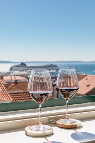 Old town experience, sea view, center&beach, 2BTHR, Split
