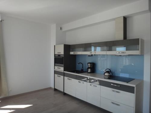 One-Bedroom Apartment with Sea View image 6