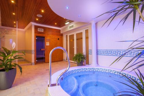 B/W Moores Central Hotel - image 9