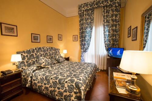 1 queen bed, 1 twin bed