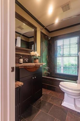 Beautiful 5BR, 3.5BA Cape Cod Home with Park View in Annandale, USA