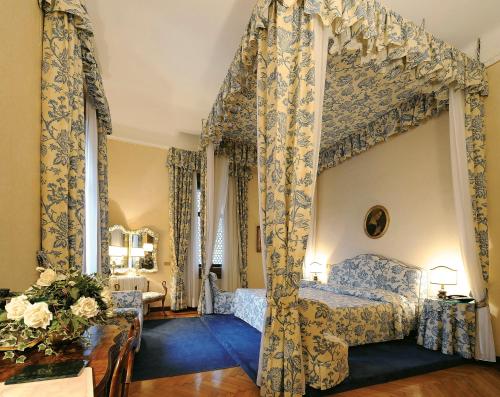 1 king bed, 2 sofa beds
