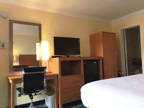 King Room - Non-Smoking image 2