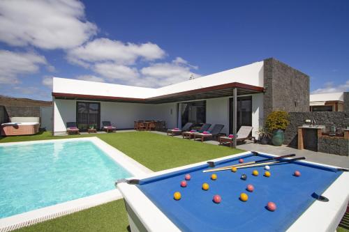 Luxury Los Mojones Villa - Short Walk to Old Town - Private Heated Pool - Villa Los Mojones Angie - Puerto Del Carmen