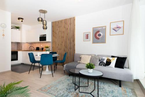 Chic206 Retreat: Modern 1BR Gem with Balcony by NW 1