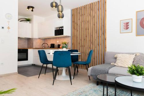 Chic206 Retreat: Modern 1BR Gem with Balcony by NW 4