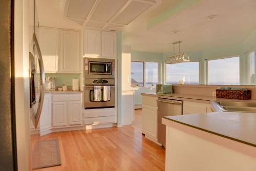 Oceanfront Kenai Villa with Fireplace and Deck