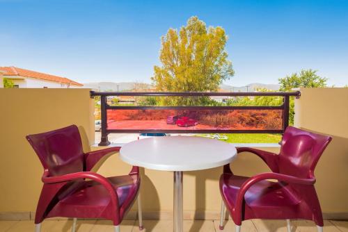 شرفة/ تراس, فندق Canadian (Canadian Hotel) in Laganas