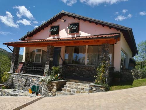  027- Agriturismo Il Boschetto - Camera Matrimoniale PISCINA Pace e Natura in Cavizzano