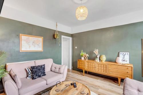 Stylish 2 bed city centre house - Tap to explore photos
