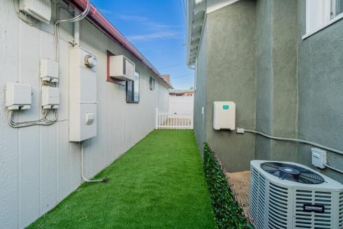 Plush 2-bed apt in Riverside Heights! - image 10