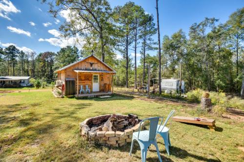 Quaint Abbeville Cabin Studio with Gas Grill! in Abbeville, Vereinigte Staaten von Amerika