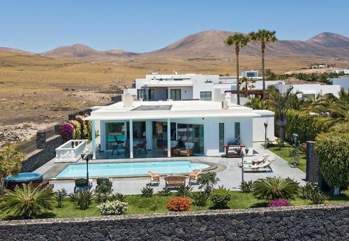 Bright and Spacious Puerto Calero Villa - 3 Bedrooms - Villa Viejo Dos - Private Pool & Wonderful Scenic Views - Lanzarote