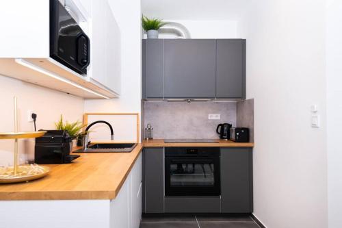 Chic207 Retreat: Modern 1BR Gem with Garage by NW