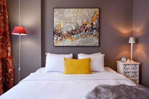 Downtown Oasis: Central Apartments with Cozy Charm - image 5
