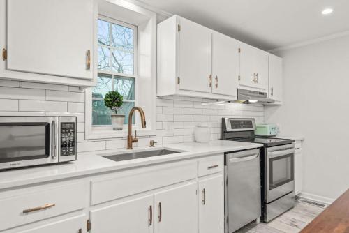 Stone Cottage 3 Bedroom Getaway - Stroll to DT Franklin - Historic Blakely House in Franklin, USA