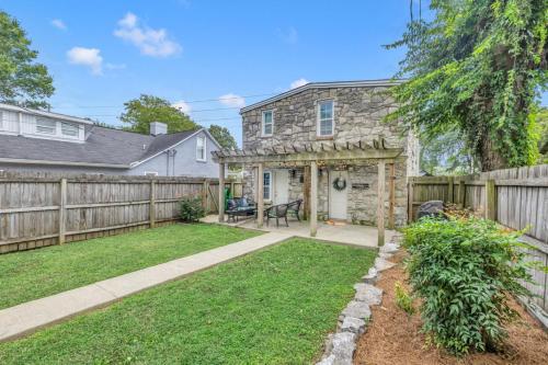 Stone Cottage 3 Bedroom Getaway - Stroll to DT Franklin - Historic Blakely House