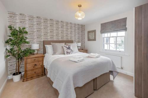 Fantastic 3-bed house with parking, Bath