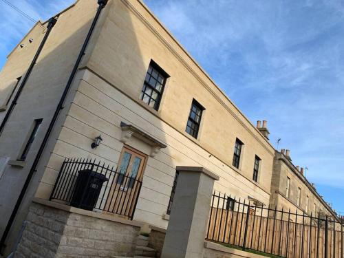 Fantastic 3-bed house with parking, Bath (photo 2)