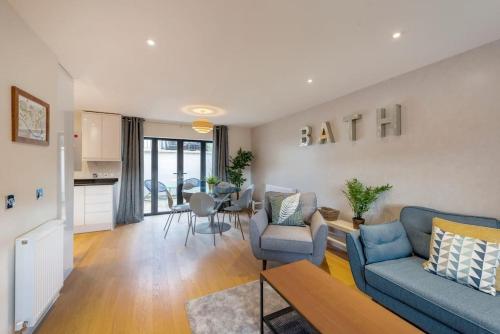 Fantastic 3-bed house with parking, Bath (photo 3)
