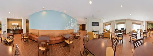 Shared lounge/TV area, Sleep Inn & Suites Meridian - Bonita Lakes in Meridian (MS)