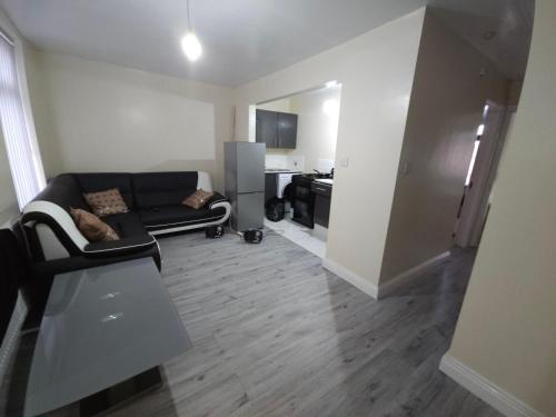 Stylish property near town centre - Apartment - Tyldesley