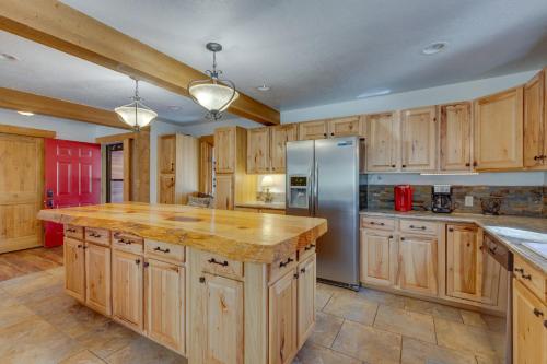 Tranquil Angel Fire Cabin with Deck Golf and Fish! in Angel Fire, USA