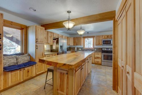 Tranquil Angel Fire Cabin with Deck Golf and Fish! in Angel Fire, USA