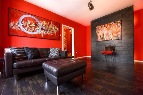 Downtown Oasis: Central Apartments with Cozy Charm - image 4