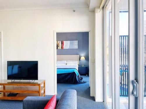 Prime Location 2BD Serviced Apt at Surfers Paradise - image 5