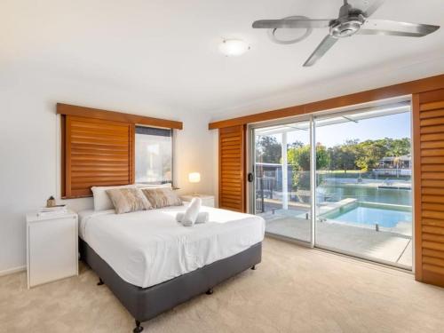 Broadwater Views Luxurious and Spacious Dream Home