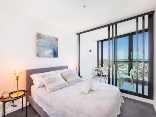 Story Bridge and City View Skyhigh Luxe 2 bed Unit