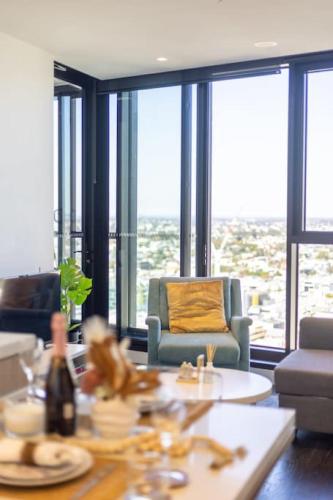 Story Bridge and City View Skyhigh Luxe 2 bed Unit - Tap to explore photos