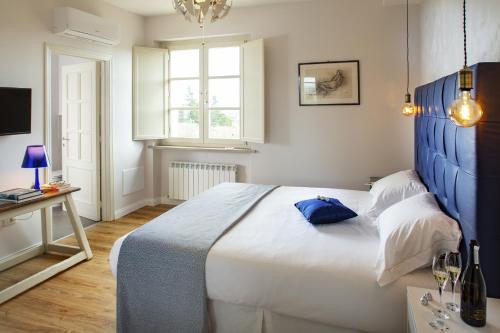 1 king bed, 1 sofa bed