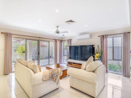 Charming 4BR House and Cozy Garden