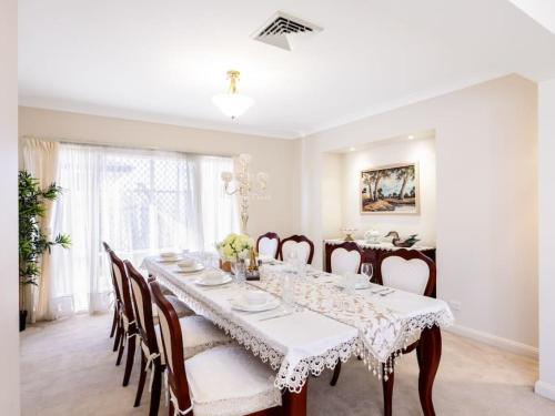 Charming 4BR House and Cozy Garden