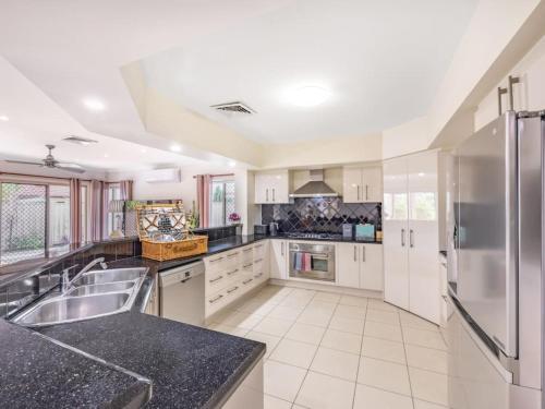 Charming 4BR House and Cozy Garden