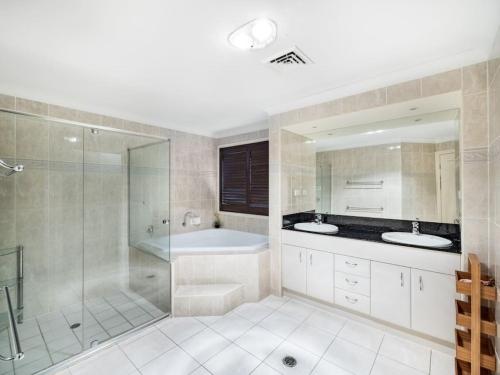 Charming 4BR House and Cozy Garden