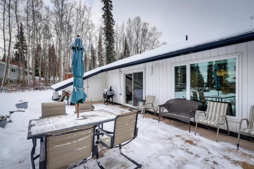 Cozy North Pole Home with Mountain and Aurora Views!